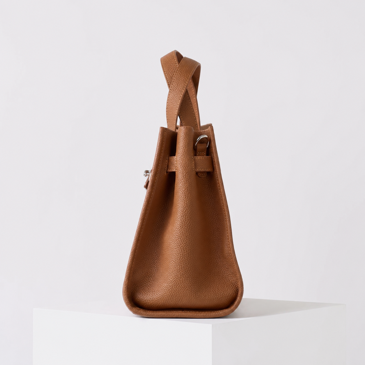 L'Essenziale shown with its top handles and detachable shoulder strap.