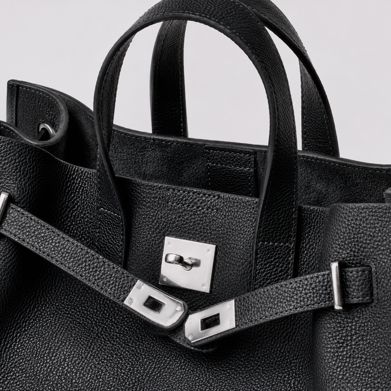 L'Essenziale shown with its top handles and detachable shoulder strap.