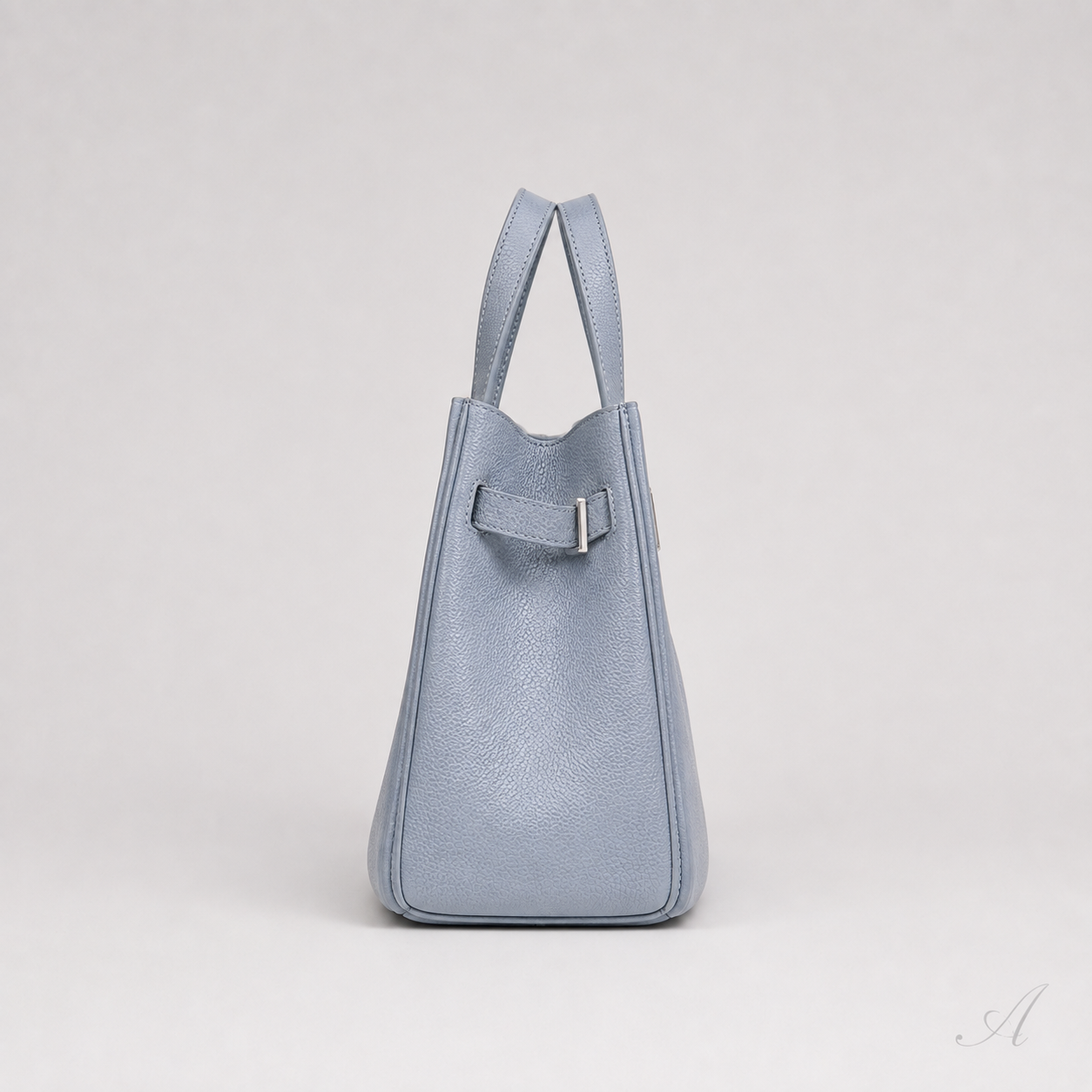L'Essenziale shown with its top handles and detachable shoulder strap.