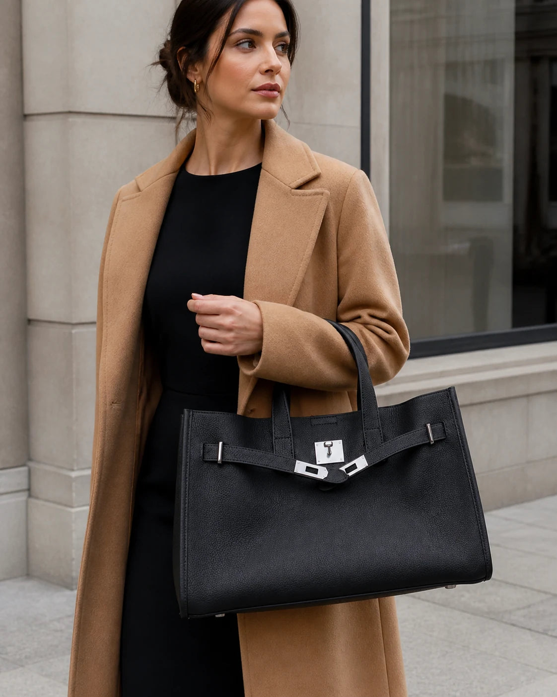 L'Essenziale genuine leather tote carried in a refined Zurich setting.